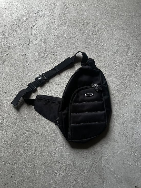 Vintage Oakley sling bag i svart med justerbart axelband och Oakley logga