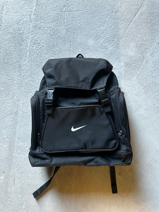 Nike ryggsäck 2000-tal med justerbara remmar, spännen och funktionell design
