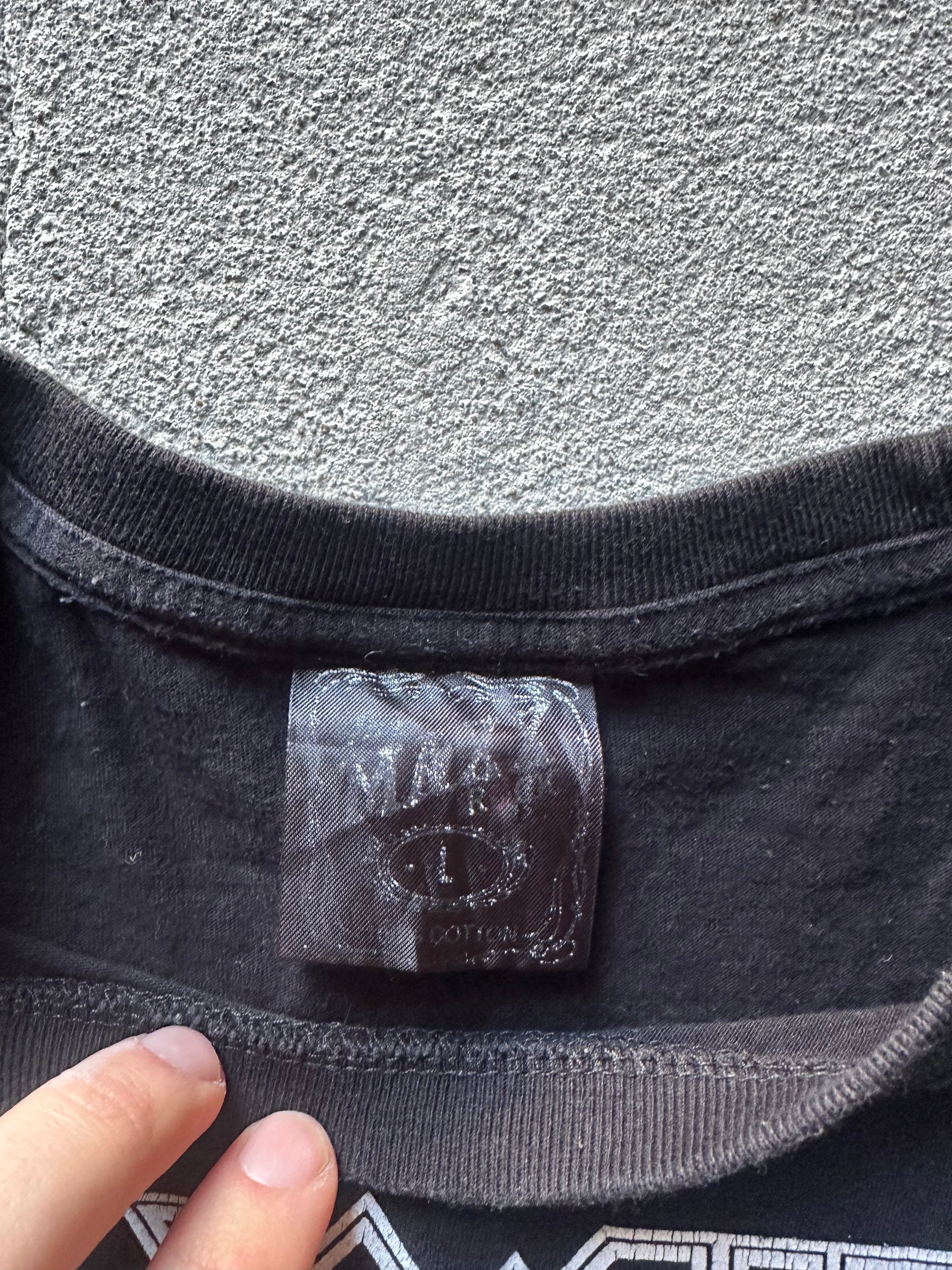 Bandtröja med Eddie-motiv och slitna detaljer, hårdrocksklassiker