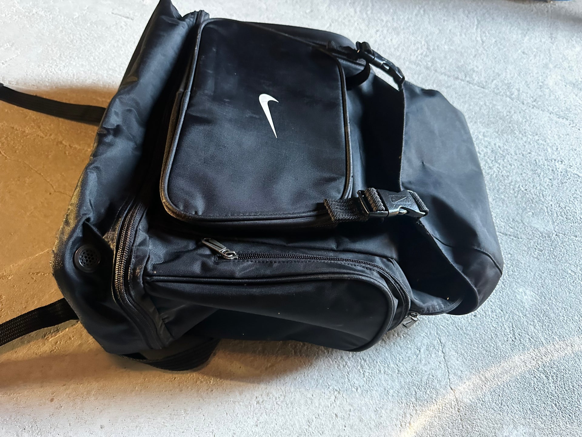 Retro ryggsäck 2000-tal med justerbara remmar, spännen och funktionell design