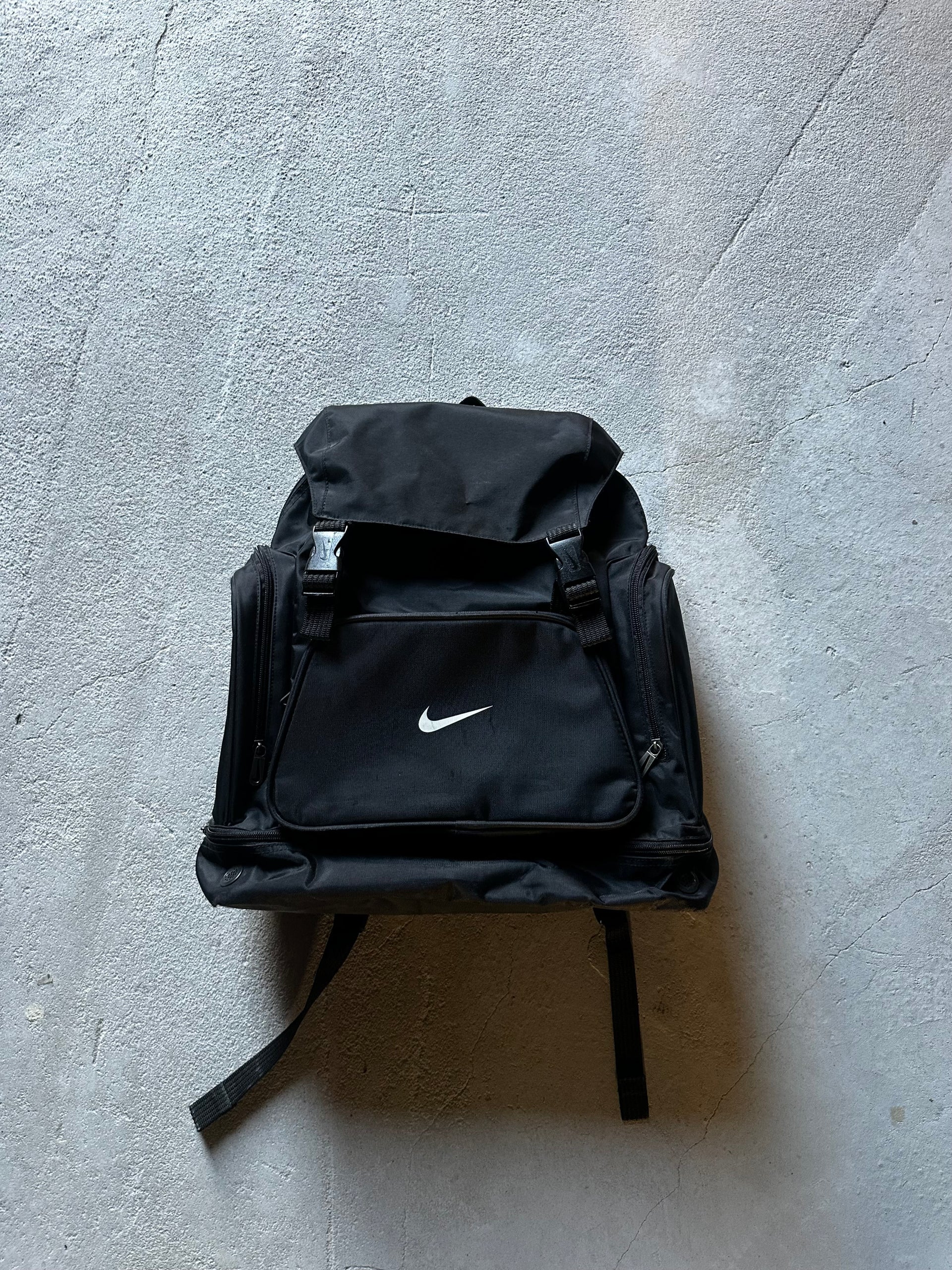 Vintage Nike ryggsäck herr i svart med broderad swoosh-logga och klafflock