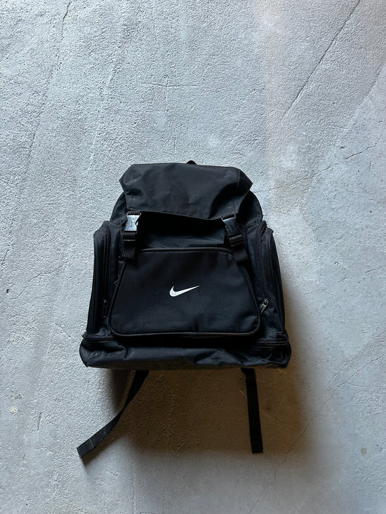 Vintage Nike ryggsäck herr i svart med broderad swoosh-logga och klafflock