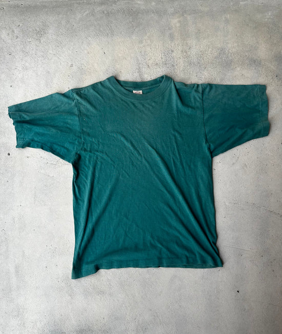 Vintage plain green single stitch T-shirt with faded cotton fabric.