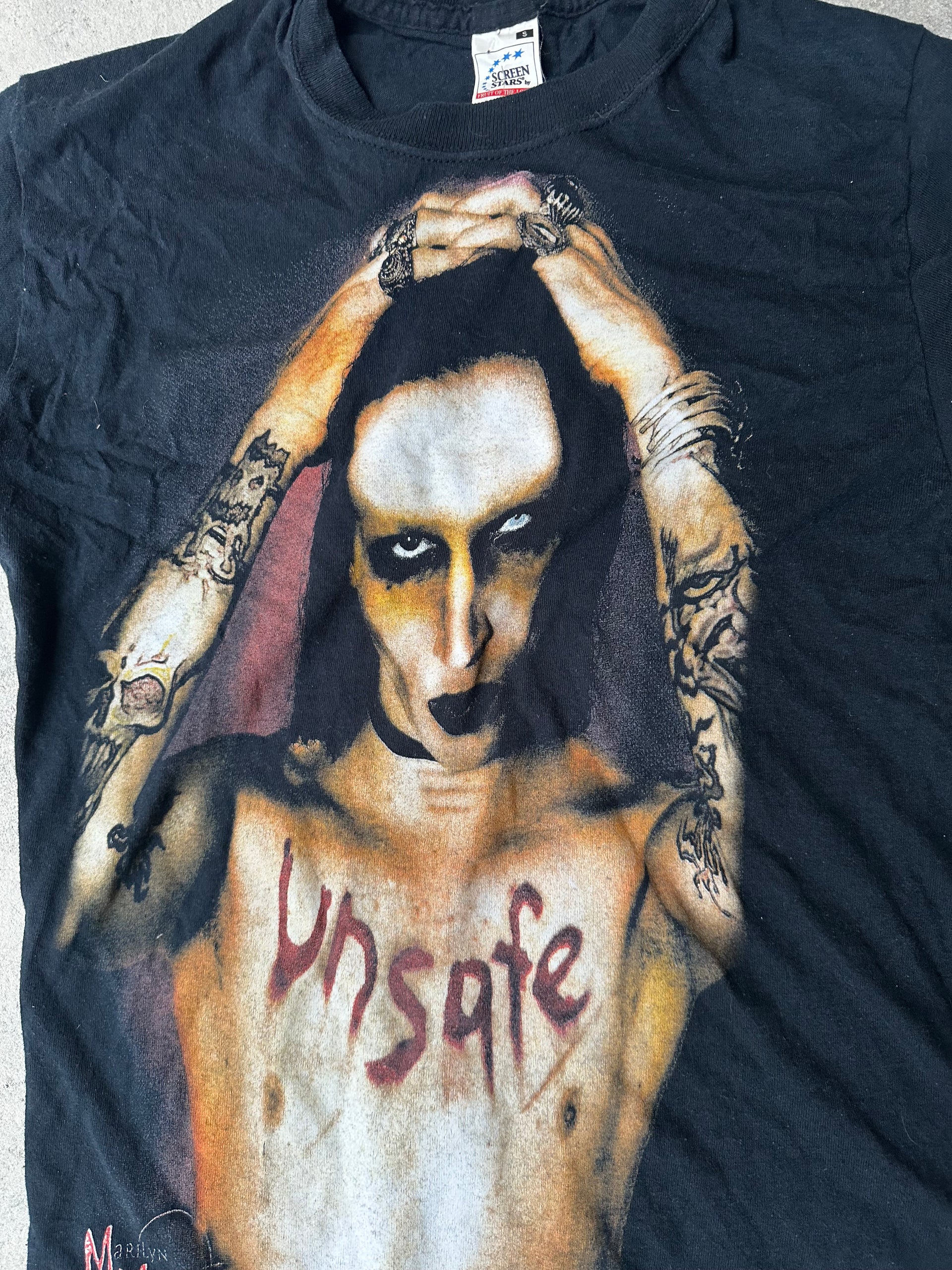 ManSoon t-shirt med skräckinspirerat motiv och texten “Unsafe”