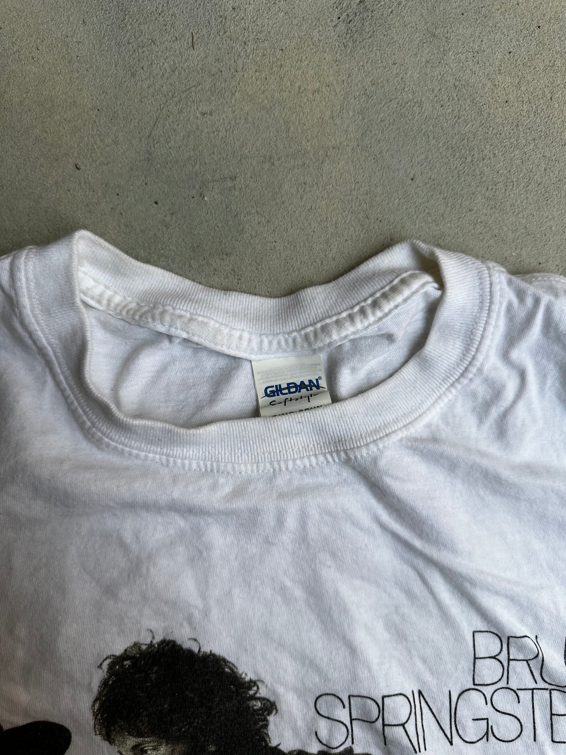 White Bruce Springsteen tour T-shirt – retro rock aesthetic.