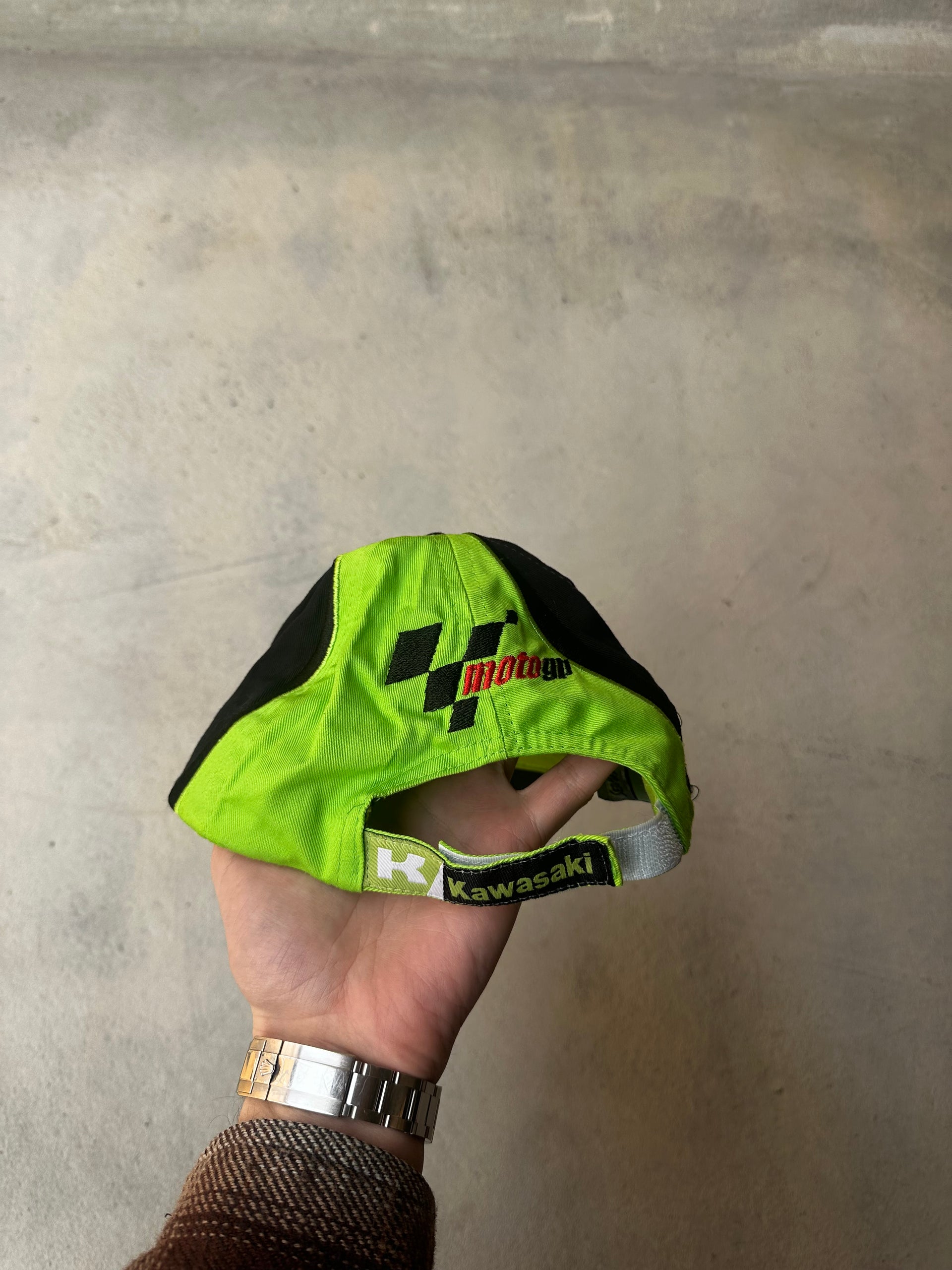 Retro motorsport cap with Kawasaki branding and racing-inspired details.