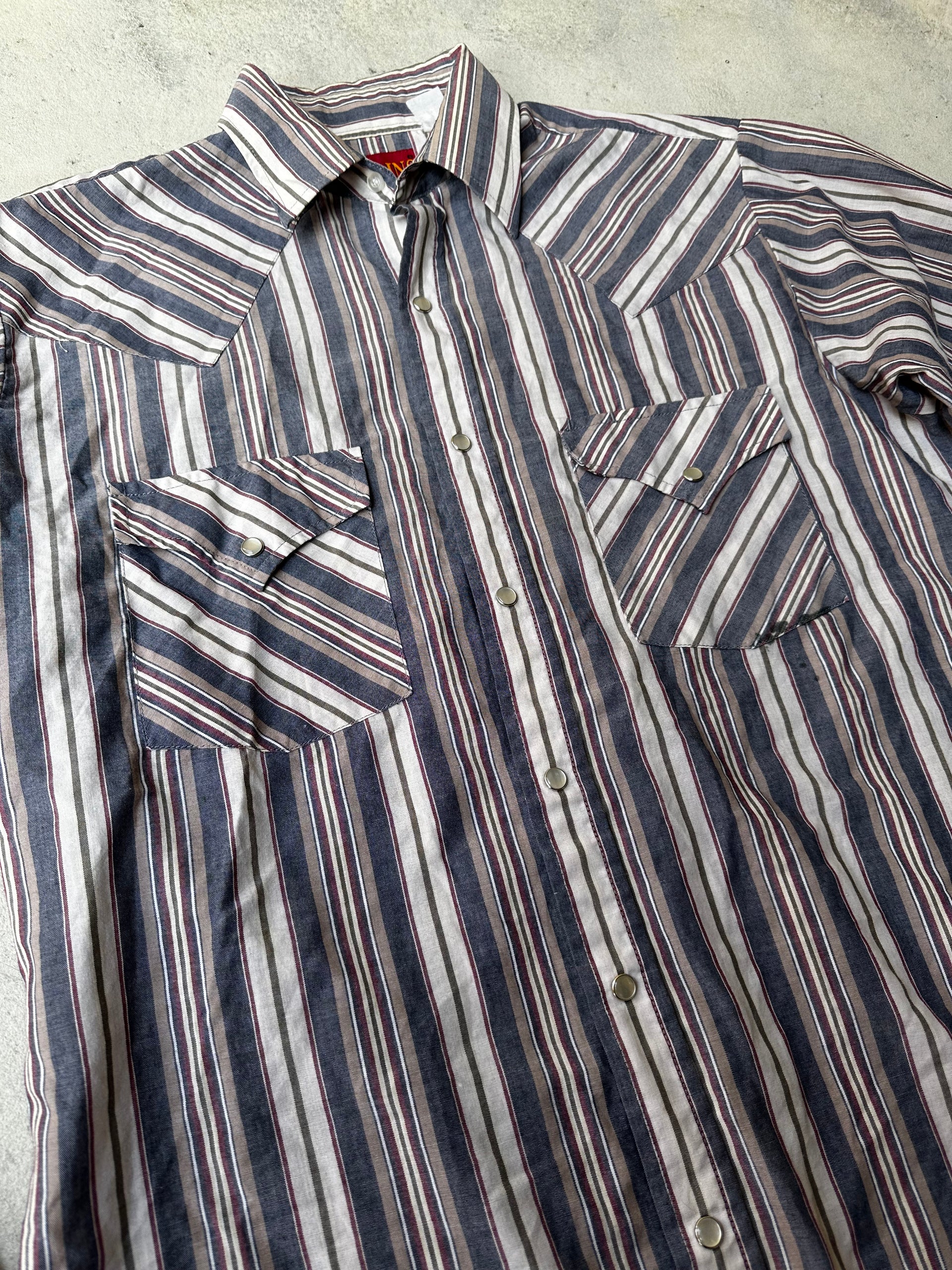 Classic cowboy-style western shirt with pointed yoke and dual chest pockets.