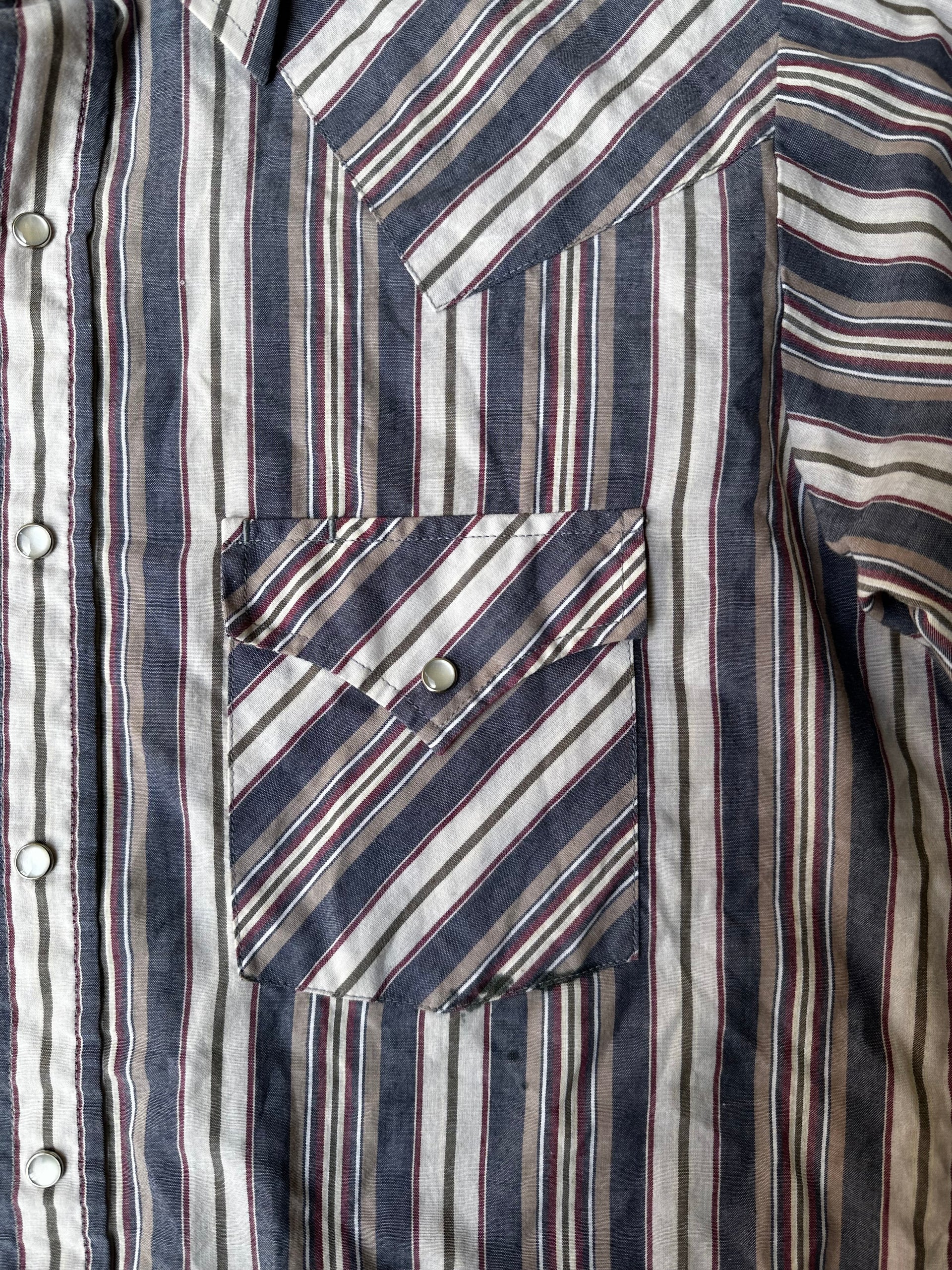 Laid-flat western shirt with bold pattern, front pockets, and structured collar