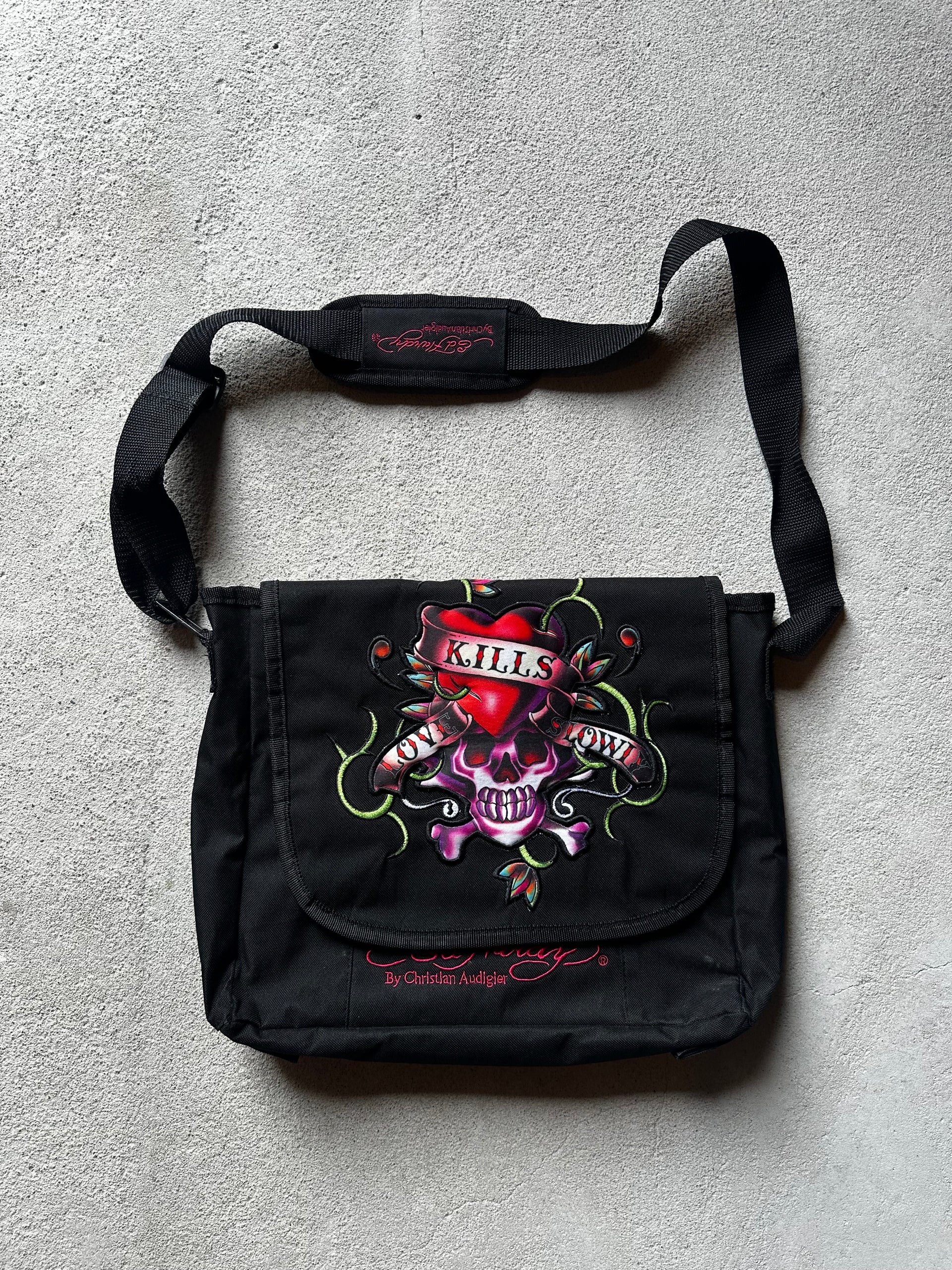 Ed hardy messenger bag-By christian Audiger. Med dödskalle och texten Love kills Slowly