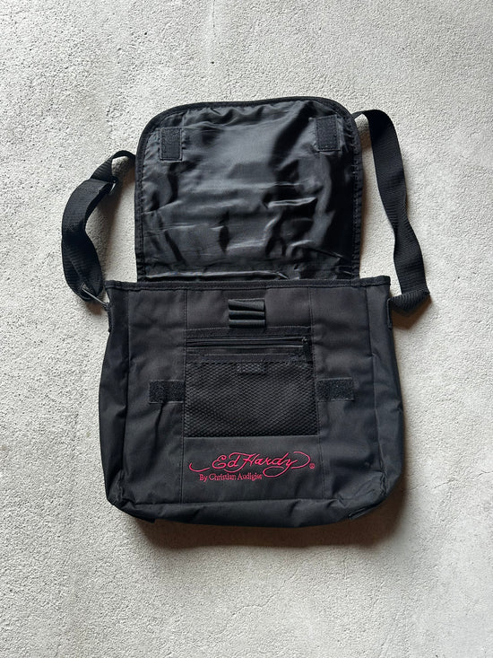 Baksidan av ed hardy väskan-med extra fack när väskan är öppen.