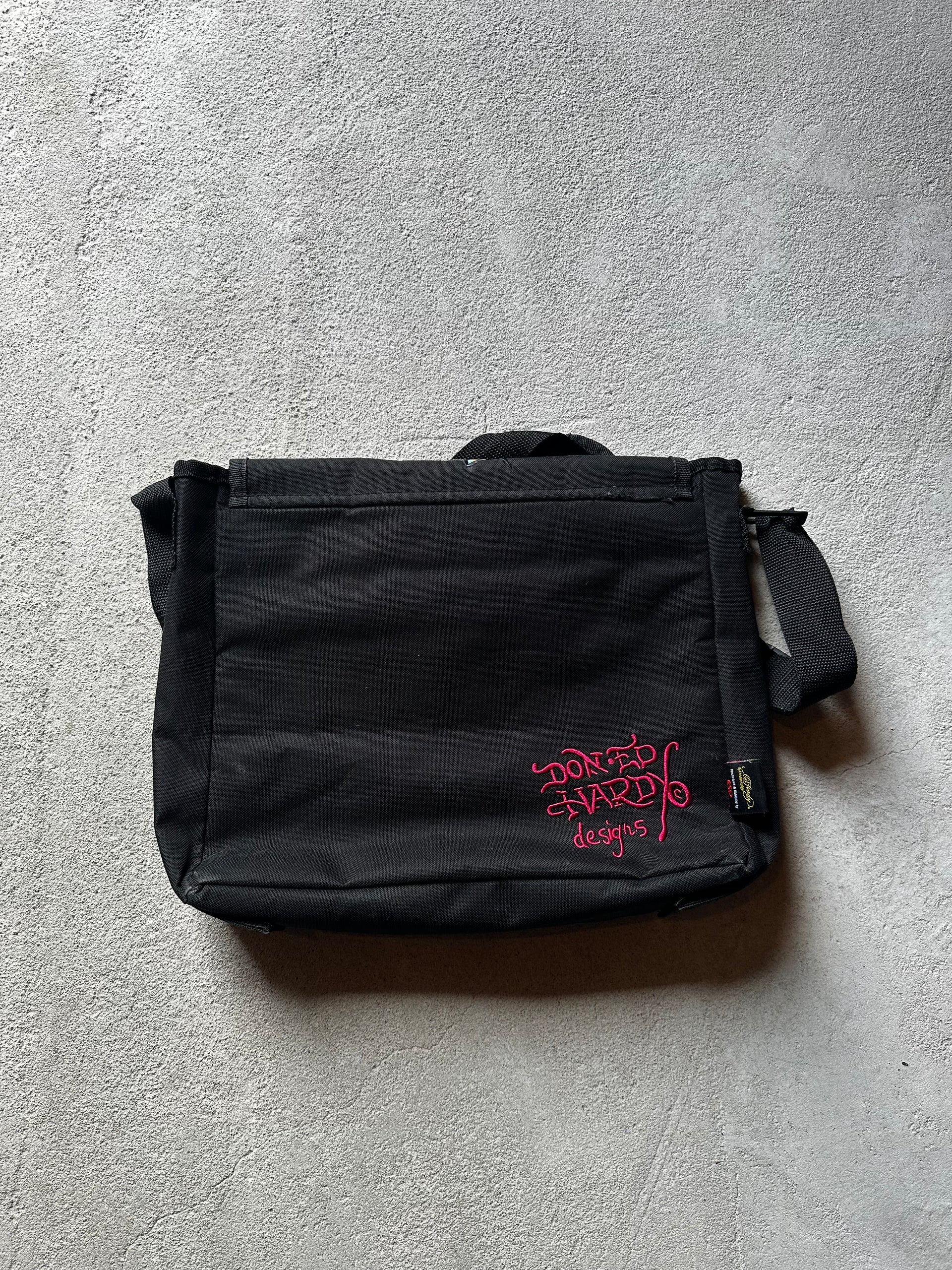 Baksidan av ed hardy väskan med Don Ed Hardy designs i rosa tryck.