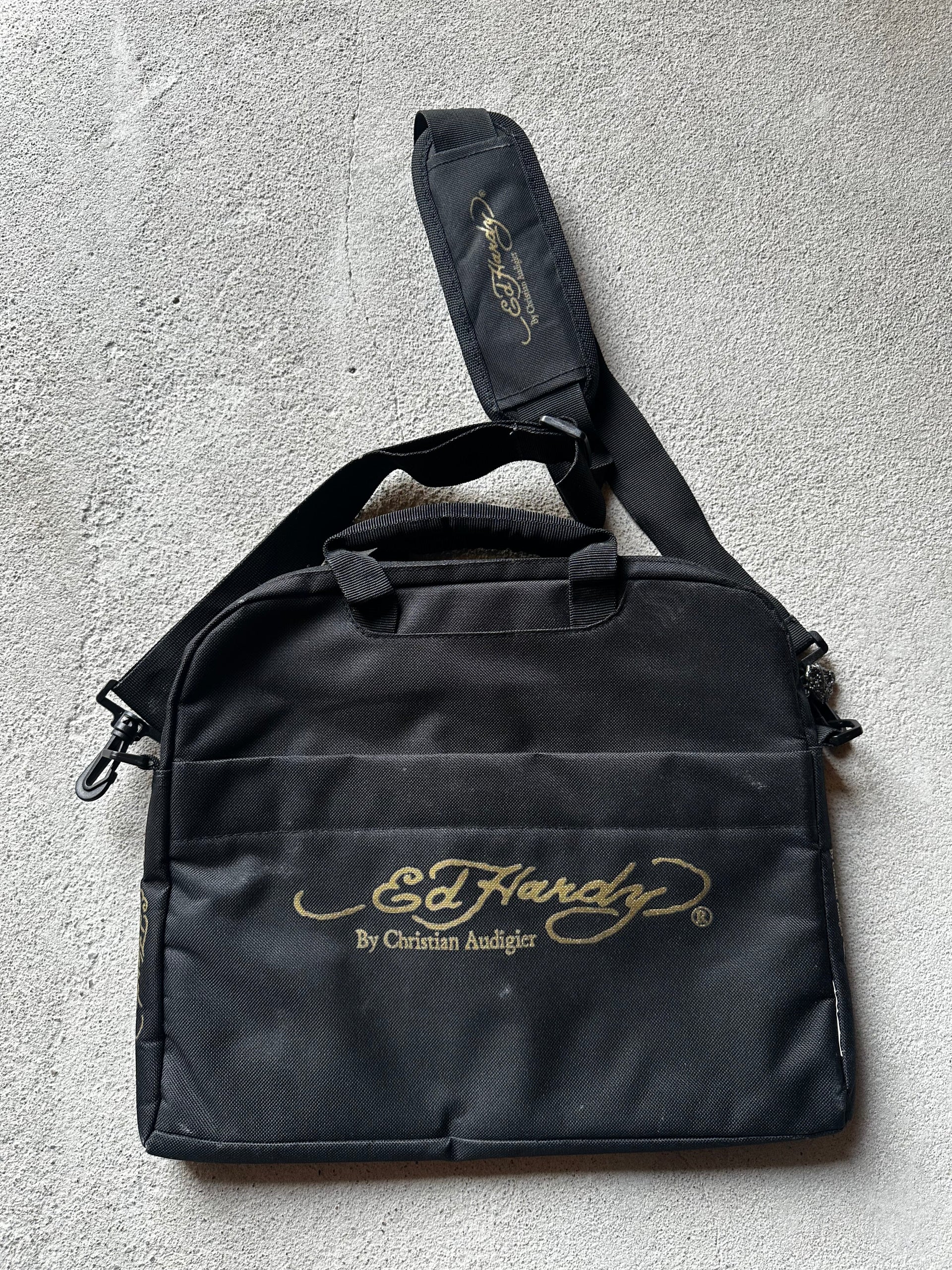 Vintage ed hardy tryck på bakisdan av väskan i guld text.