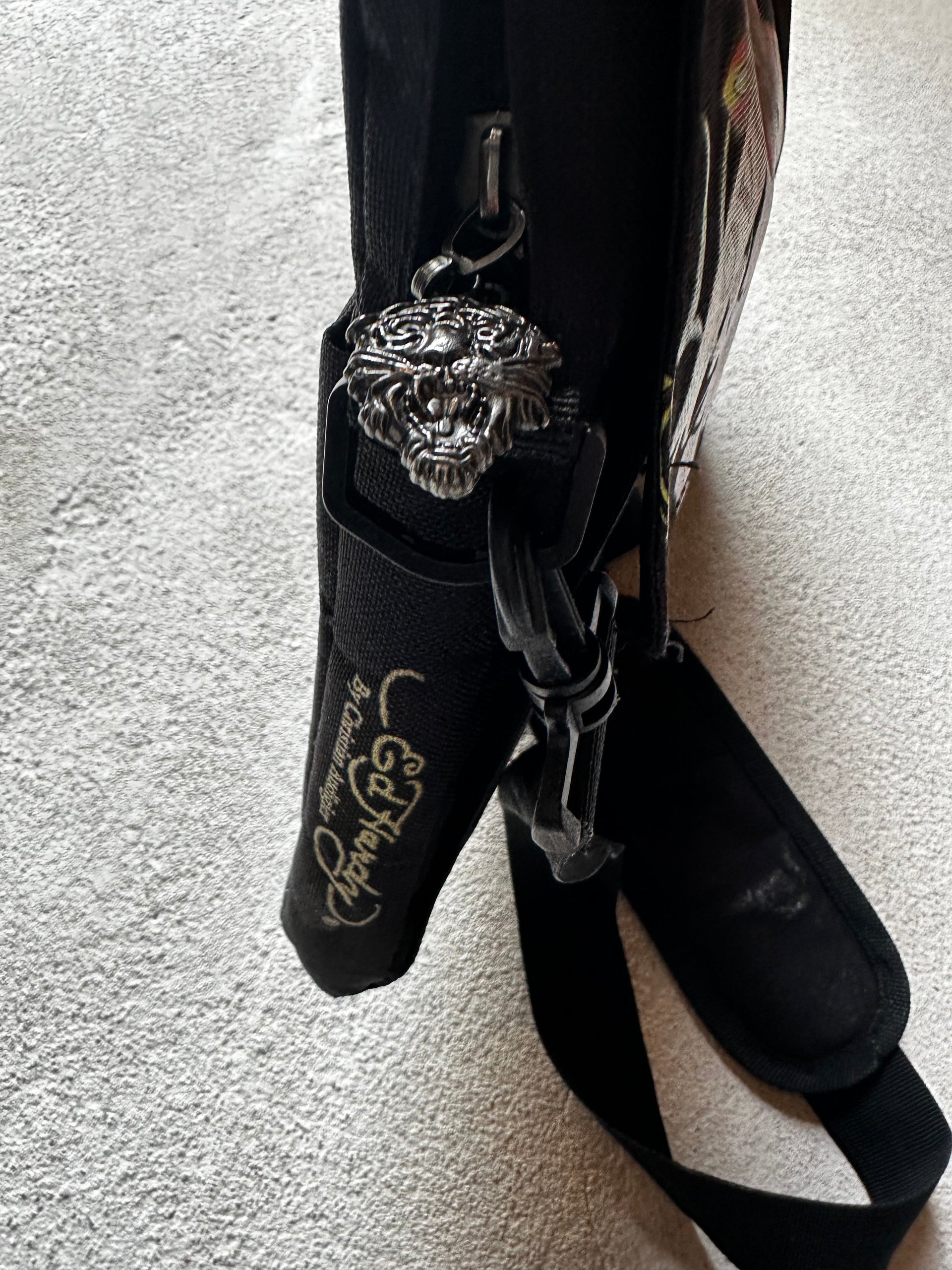 Ed hardy tiger smycke på väskan.