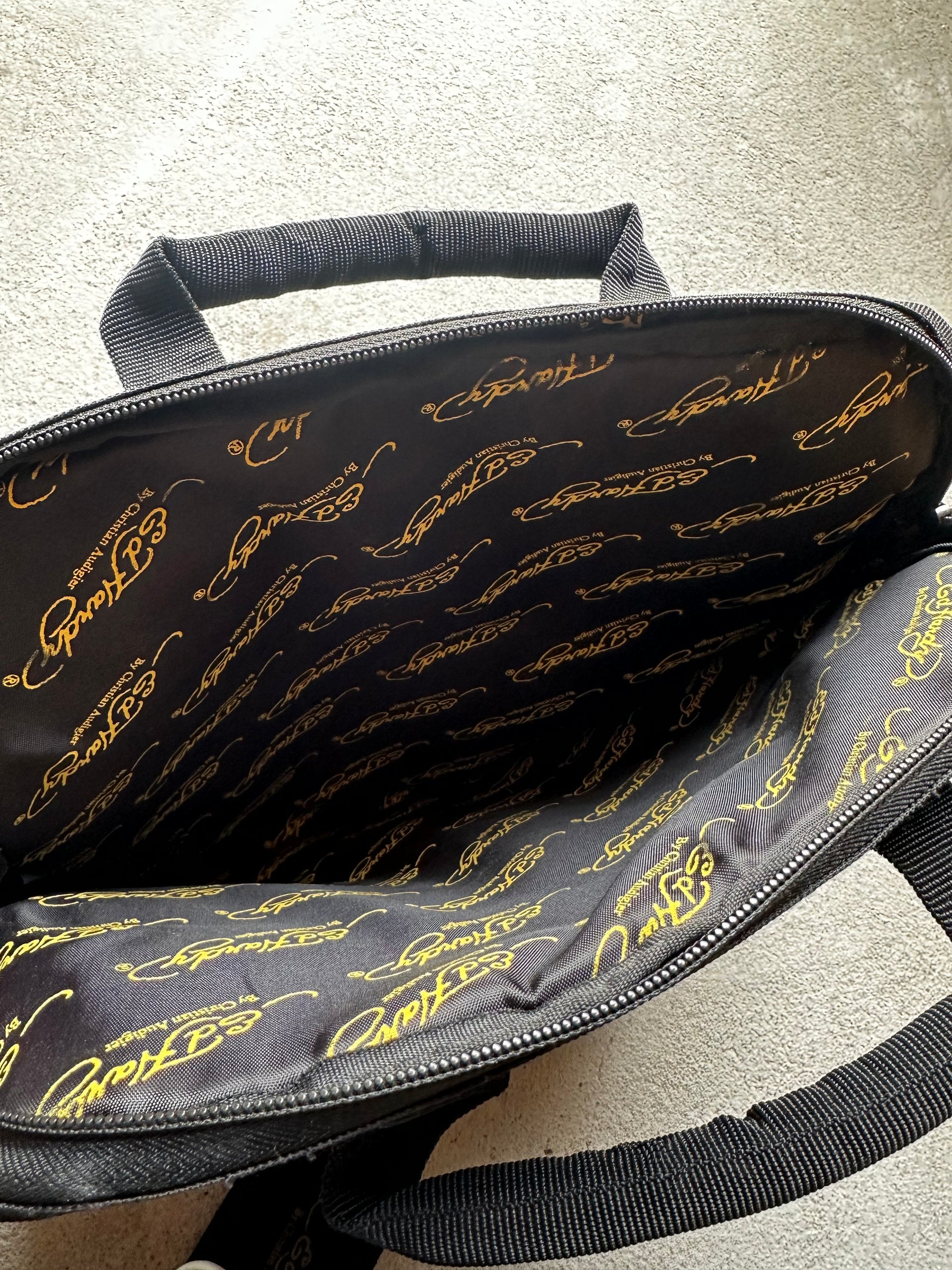 Insidan av ed hardy väskan med ed hardy loggo tryck