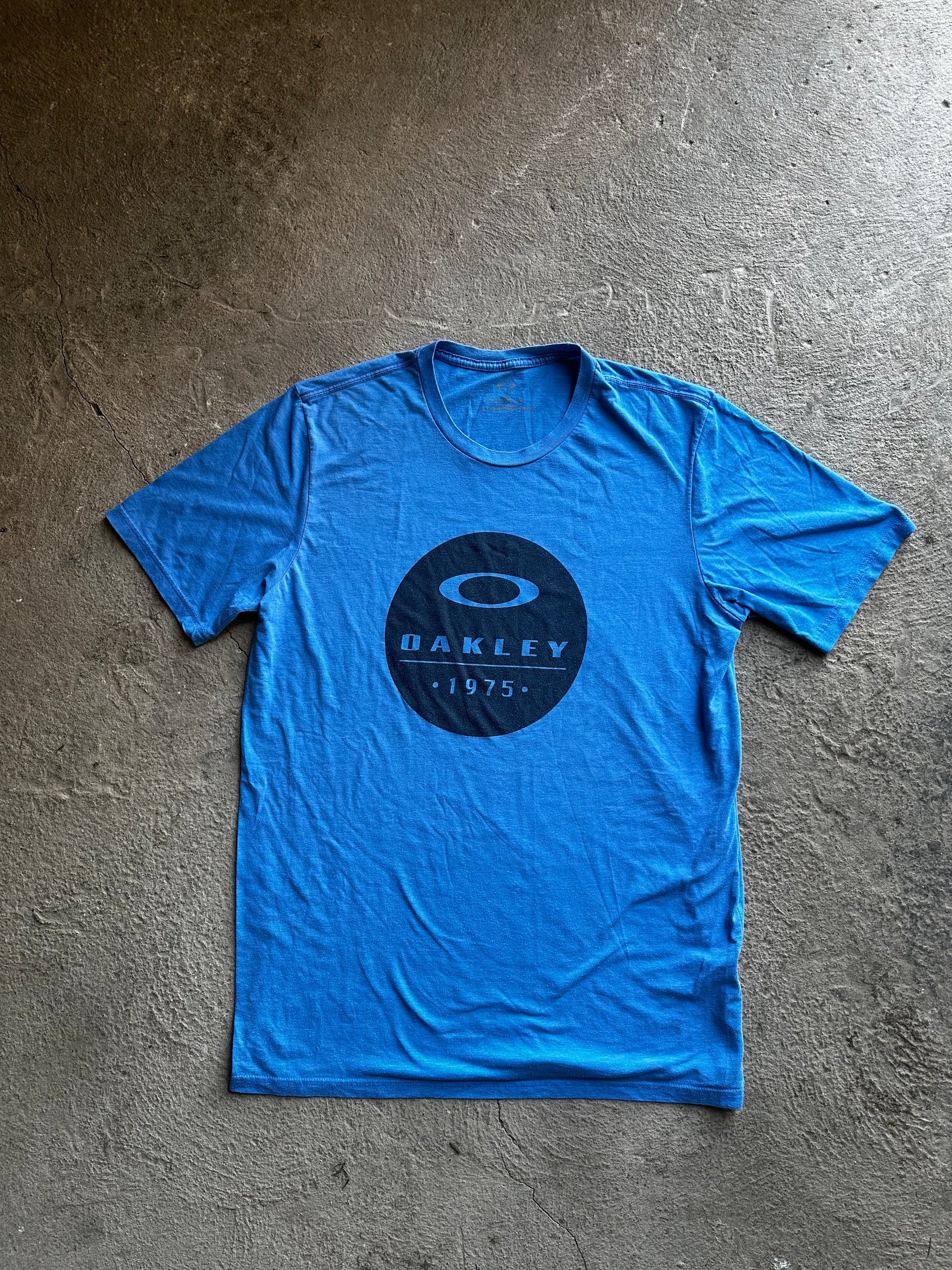 Vintage 2010 Oakley 1975 logo t-shirt blue sportswear streetwear size L