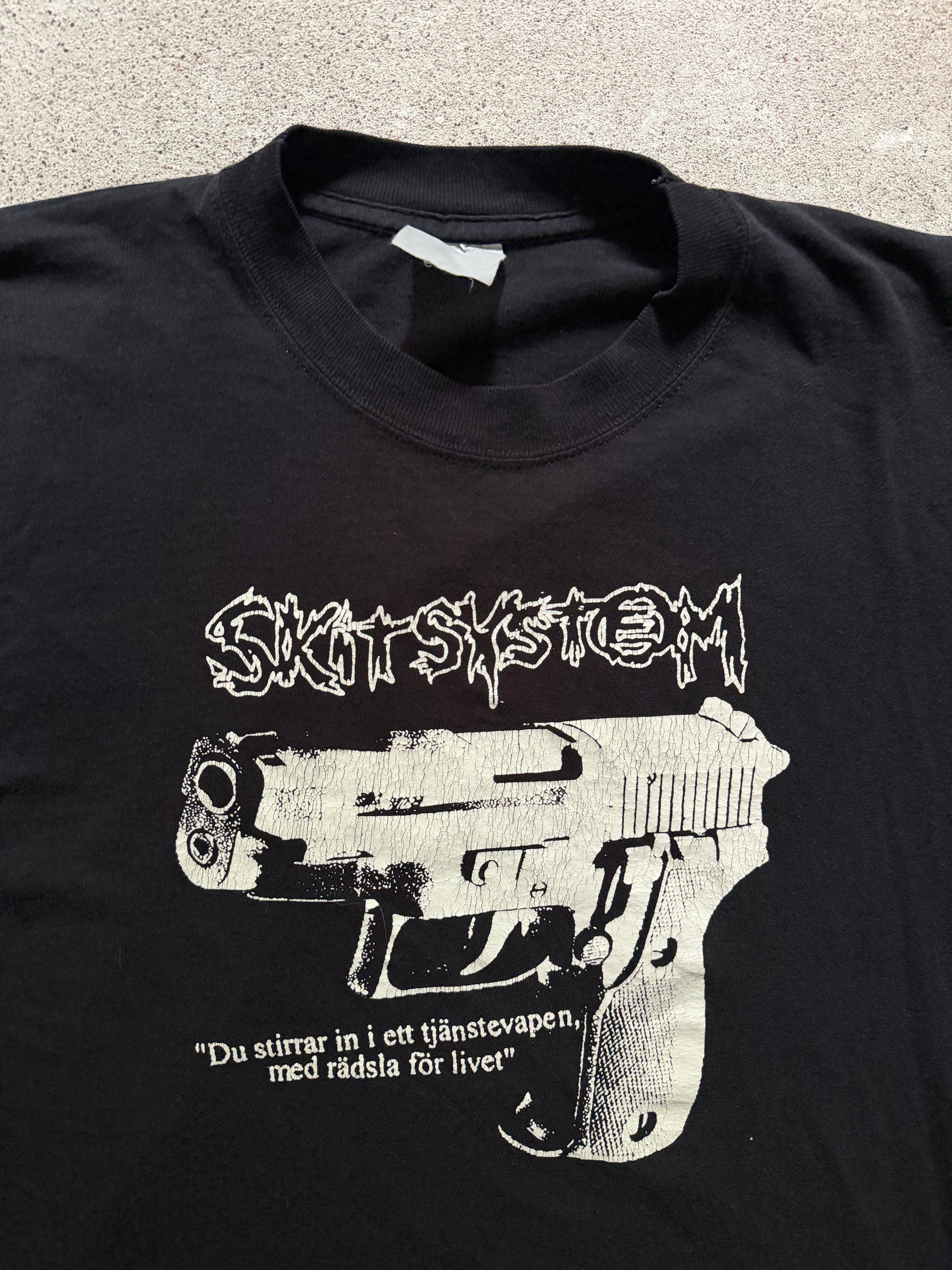 2000s Skitsystem “Du Stirrar In I Ett Tjänstevapen” Tee | Size M