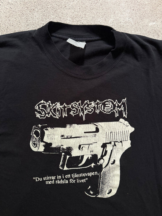 2000s Skitsystem “Du Stirrar In I Ett Tjänstevapen” Tee | Size M