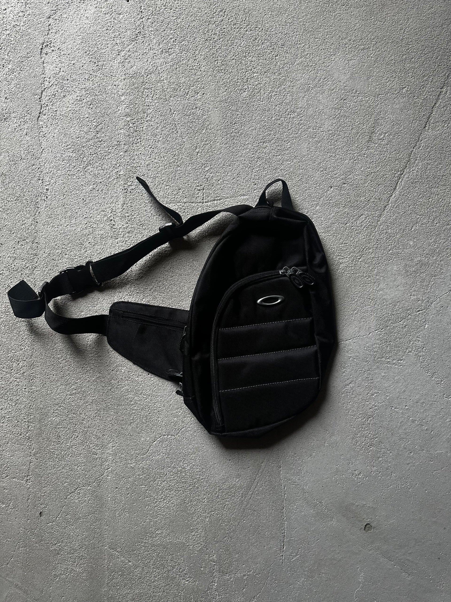 Vintage Oakley väska med enremdesign och funktionella fack för en enkel access