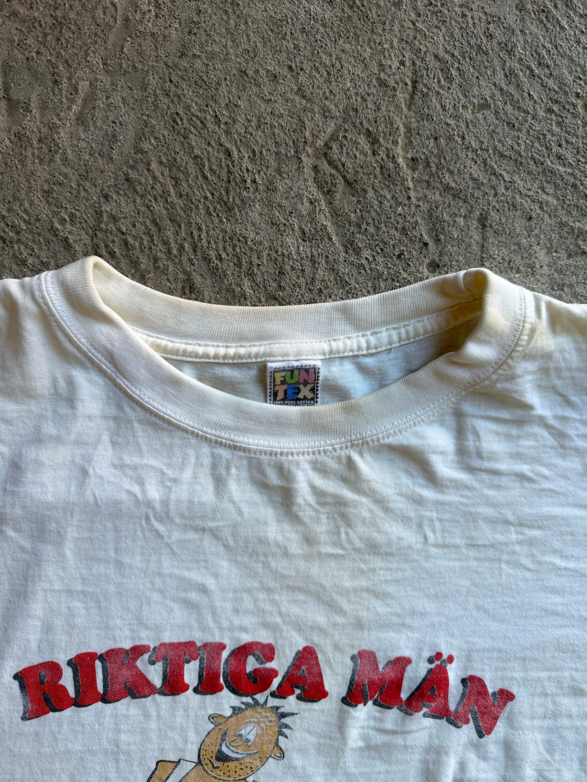 00s “Riktiga män väger över 90kg” Graphic Tee | Size XL