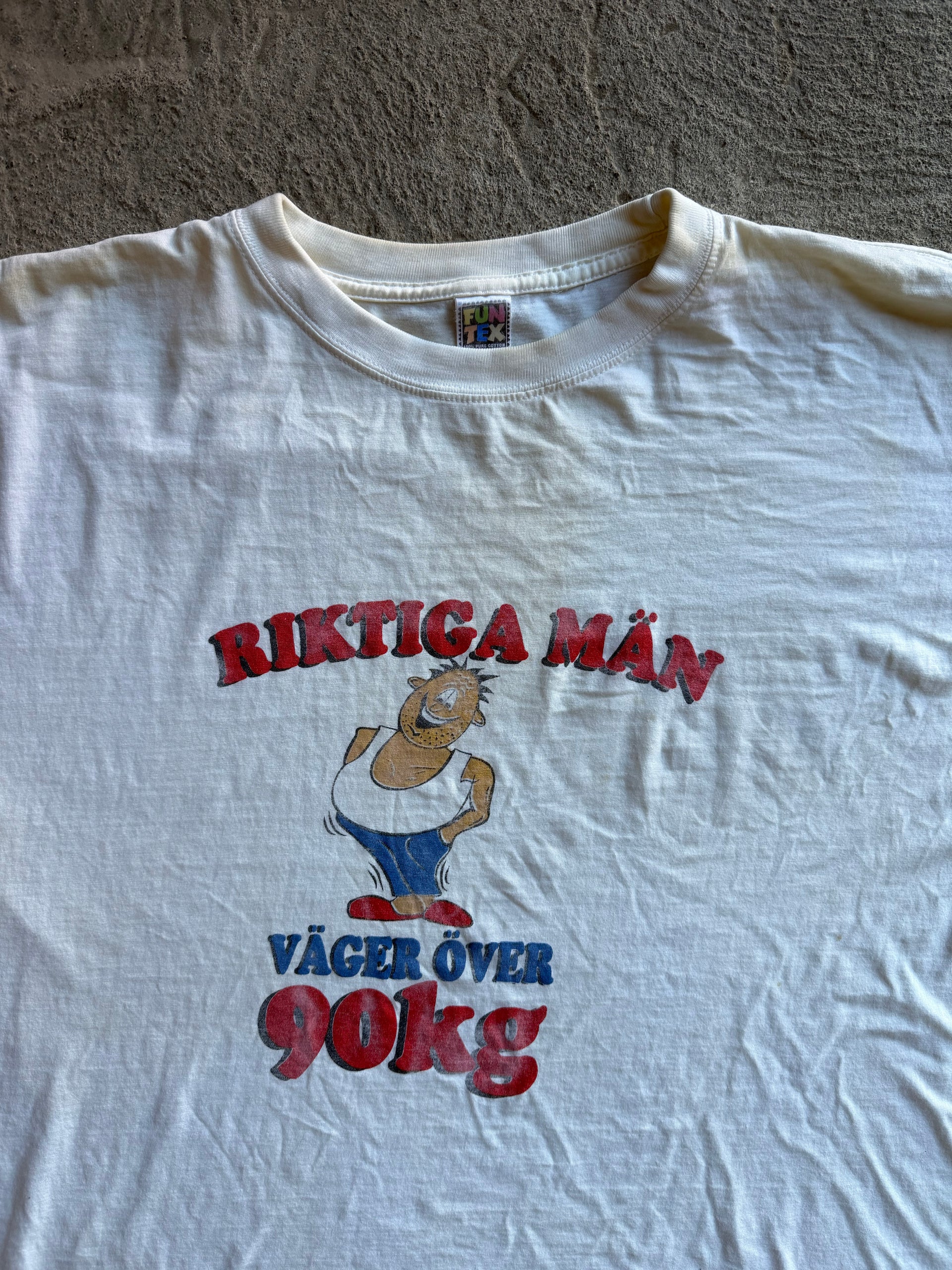 00s “Riktiga män väger över 90kg” Graphic Tee | Size XL