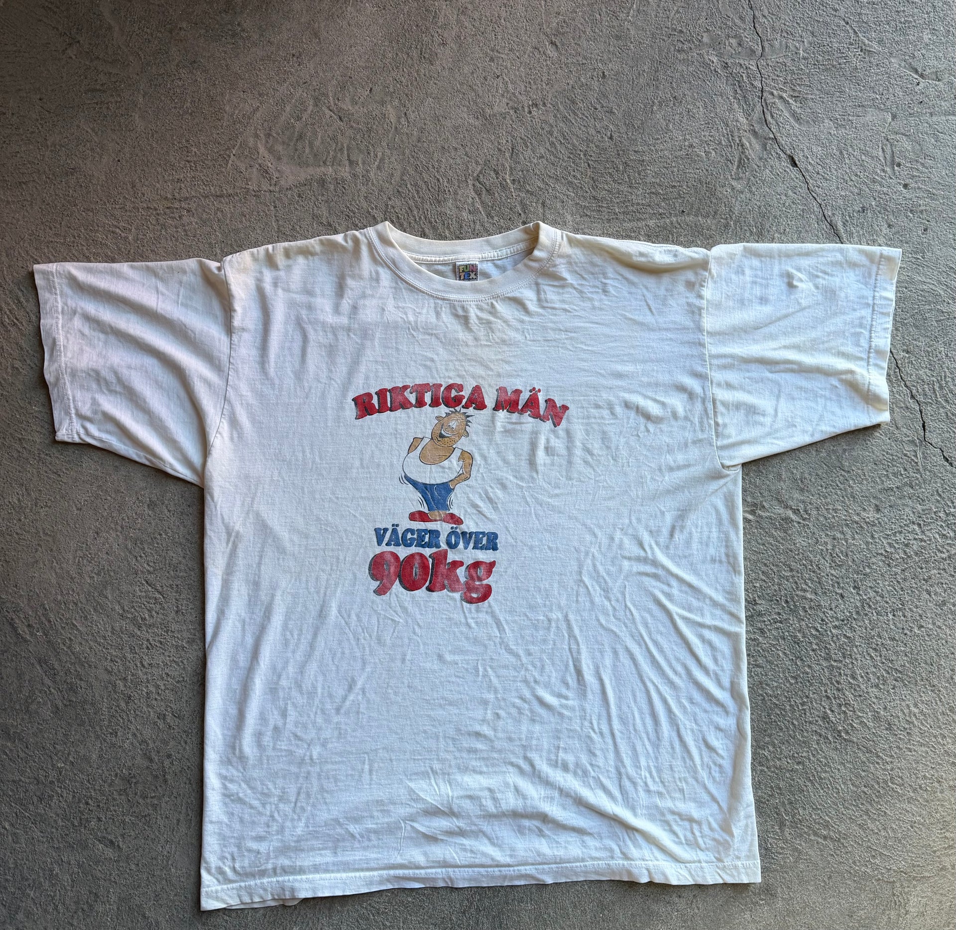 00s “Riktiga män väger över 90kg” Graphic Tee | Size XL