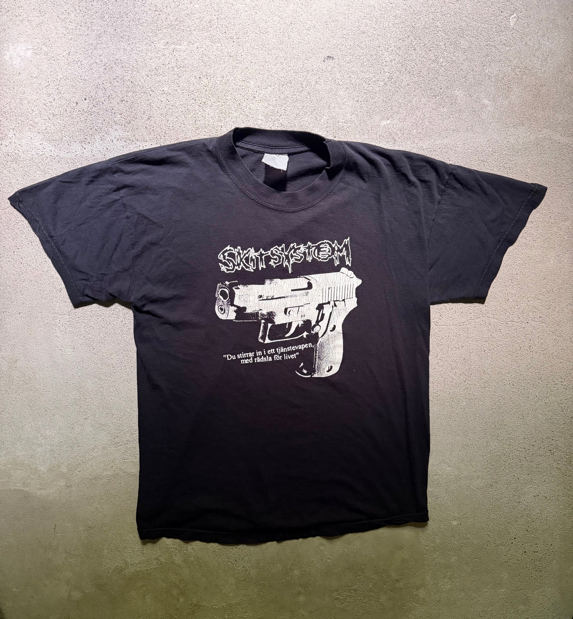 2000s Skitsystem “Du Stirrar In I Ett Tjänstevapen” Tee | Size M