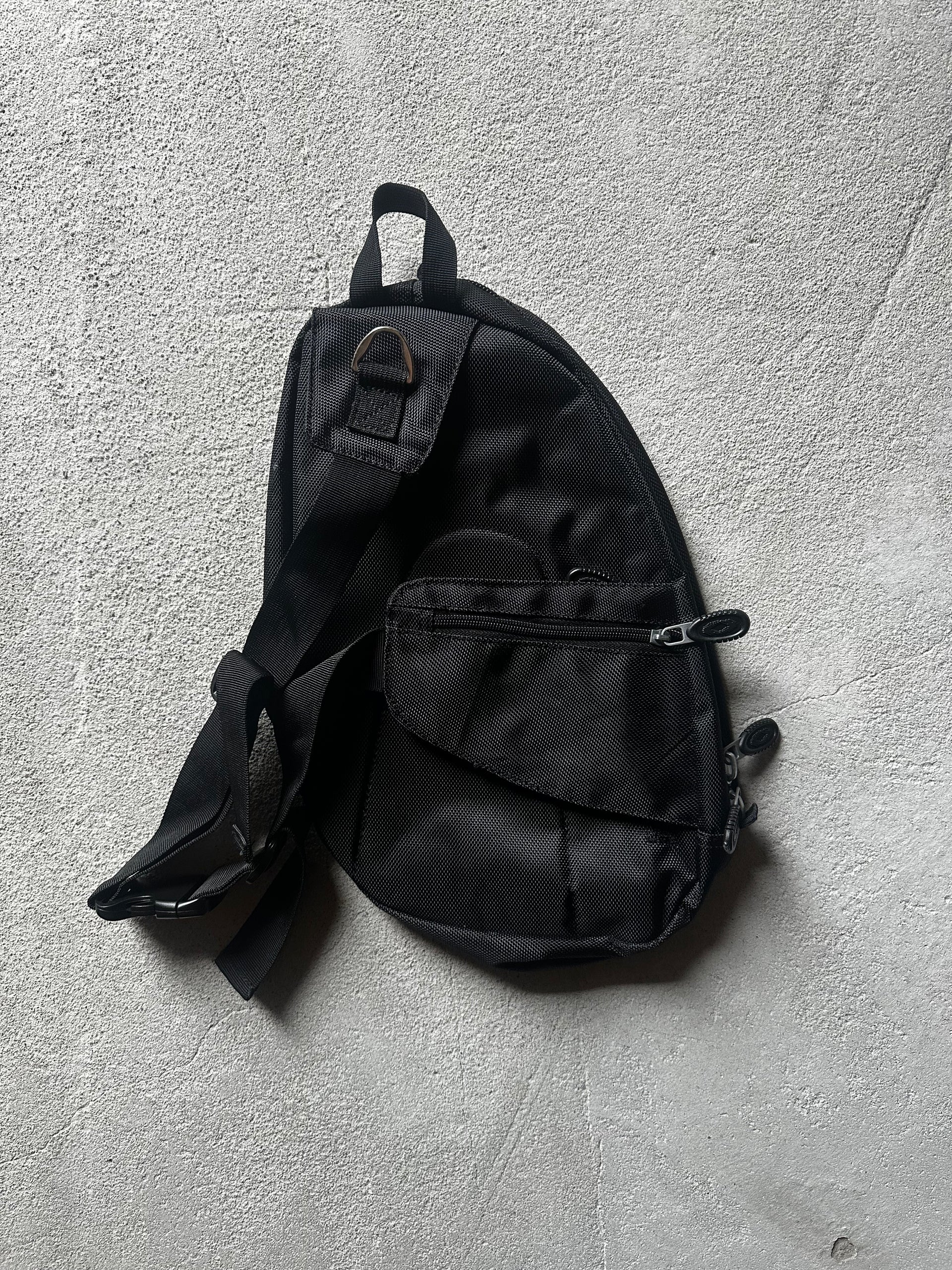 Y2K Oakley bag med blixtlås justerbar rem och ikonisk streetwear-look