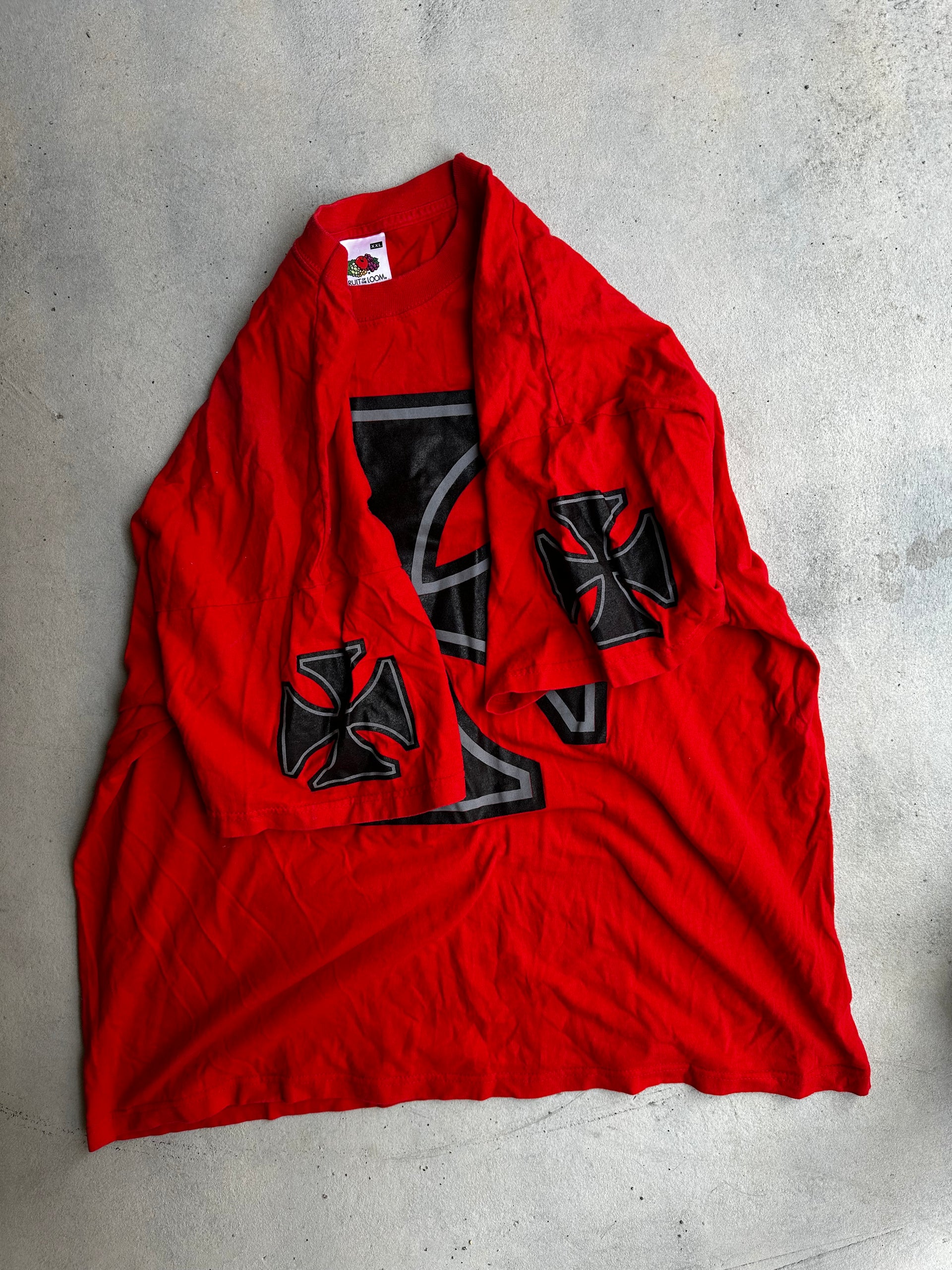 90s Streetwear T-Shirt – Red with black Iron Cross emblem, classic skater and punk culture influence