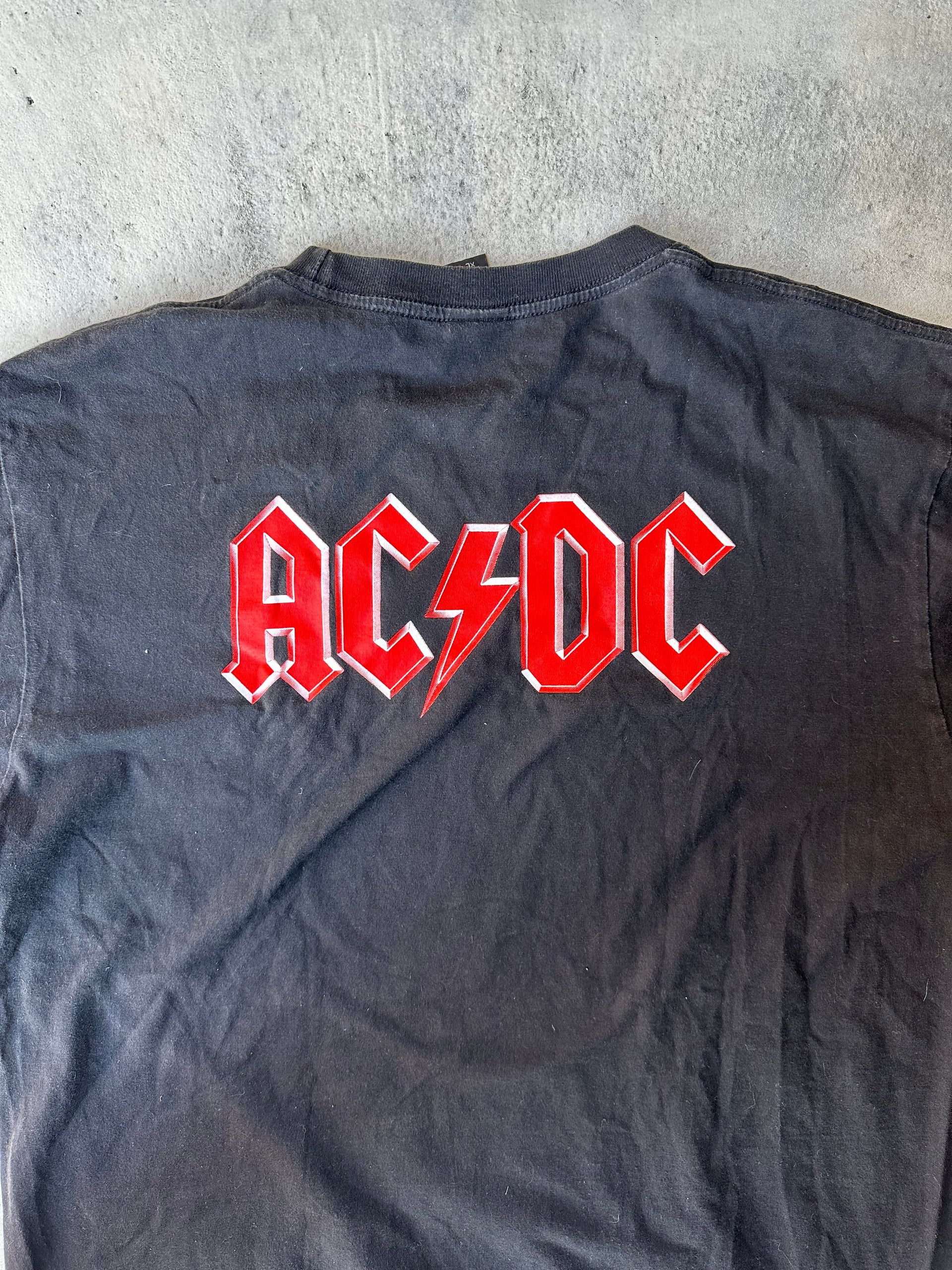 Hard Rock AC/DC Tour Tee – Vintage black shirt with electric artwork.
