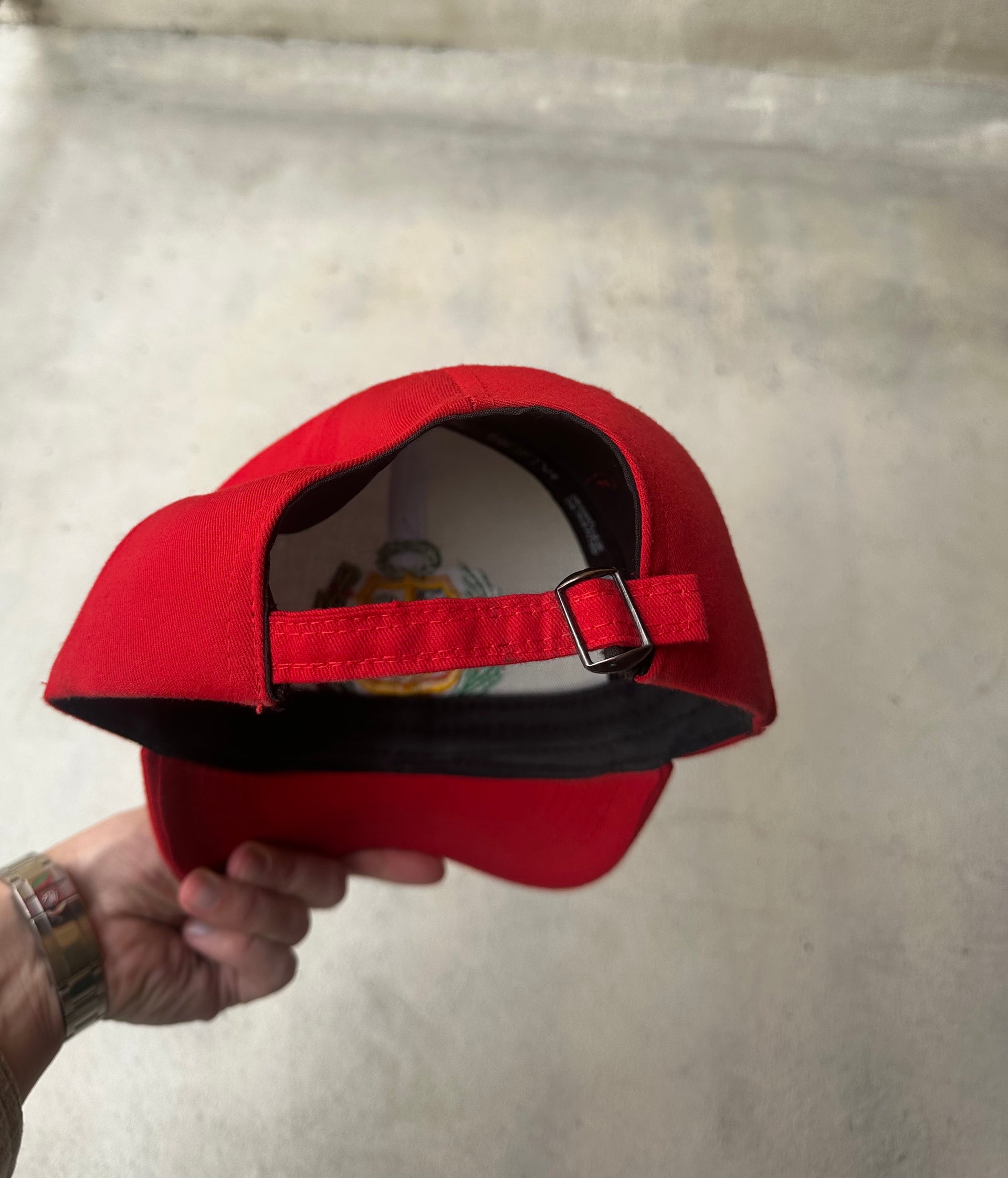 "Adjustable vintage Peru-themed cap with breathable mesh backing."

