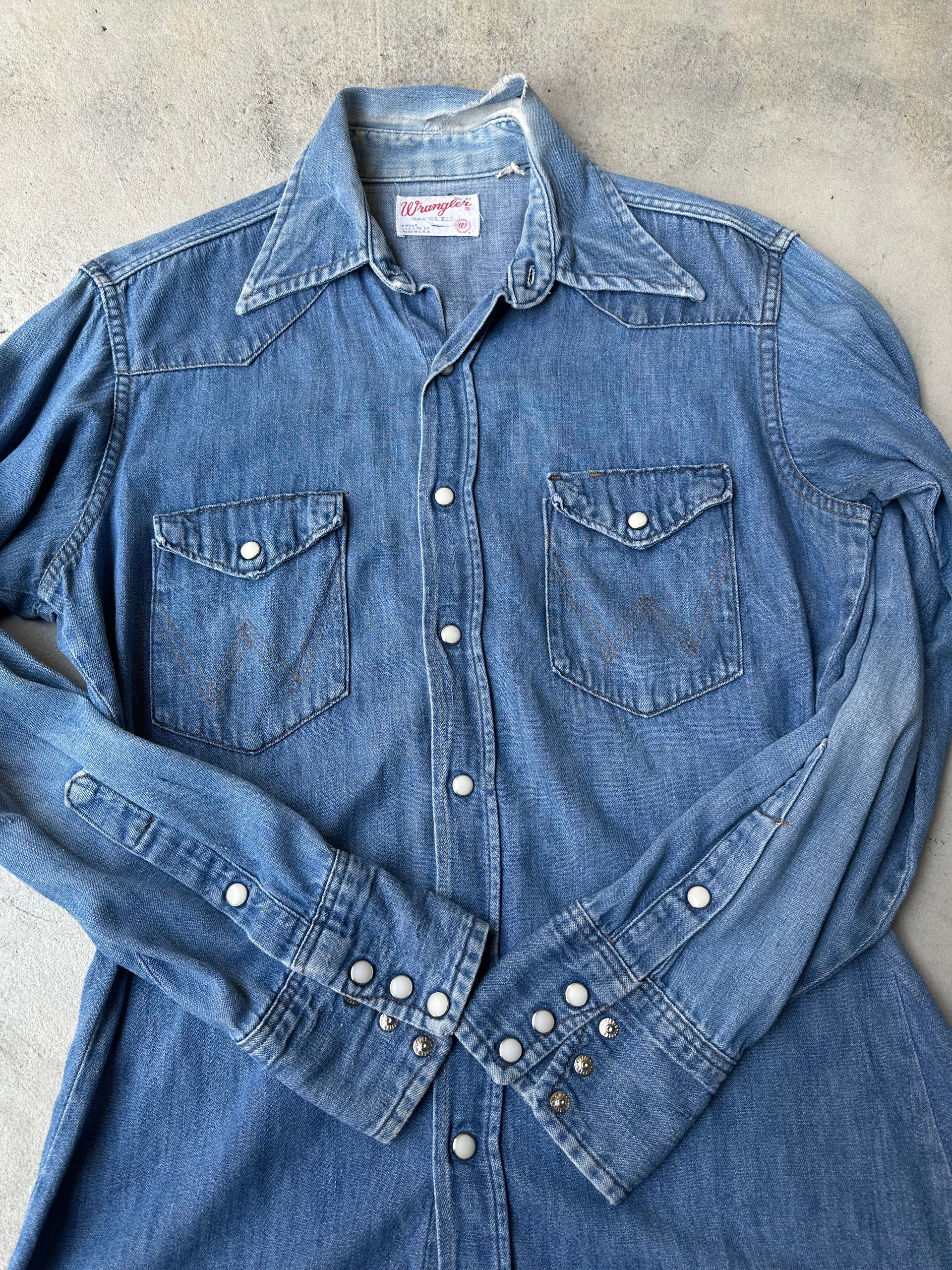 Authentic 1970s/1980s Wrangler western shirt with contrast stitching and curved hem