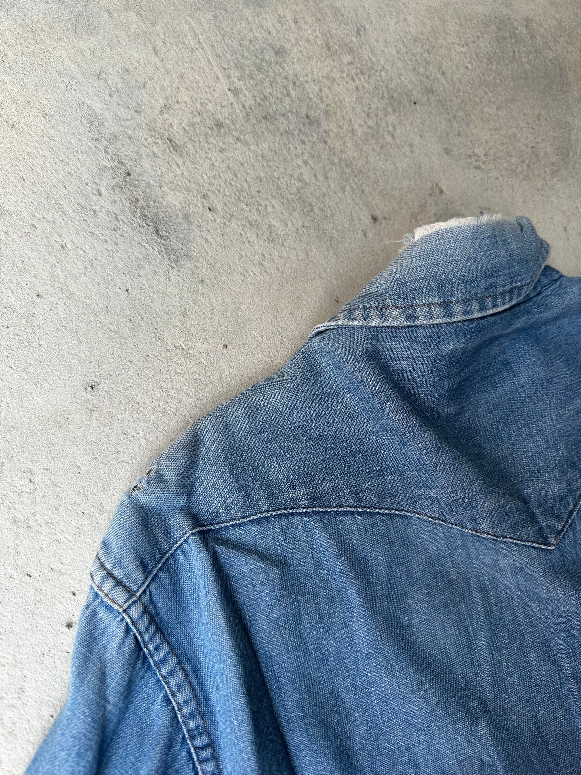 Close-up of back collor on wrangler shirt.